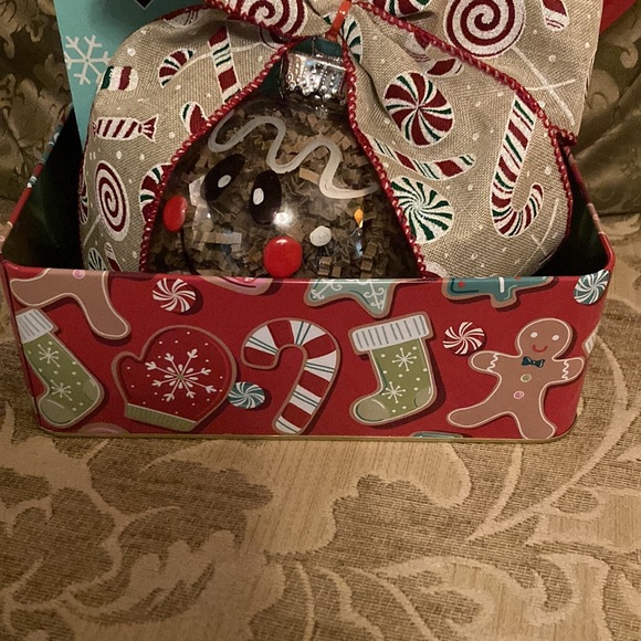 Gingerbread gift tin. Contains a gingerbread ornament and cookie decorating kit. - Picture 3 of 8